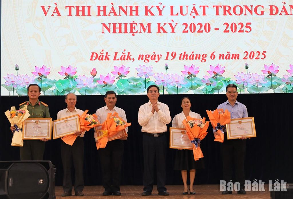 Ủy viên Trung ương Đảng, Bí thư Tỉnh ủy Nguyễn Đình Trung tặng Bằng khen của Ban Thường vụ Tỉnh ủy cho các tập thể.
