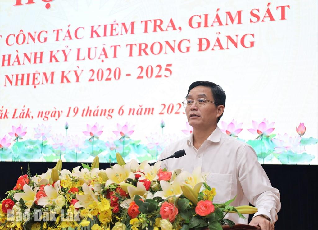 Ủy viên Trung ương Đảng, Bí thư Tỉnh ủy Nguyễn Đình Trung phát biểu tại hội nghị.
