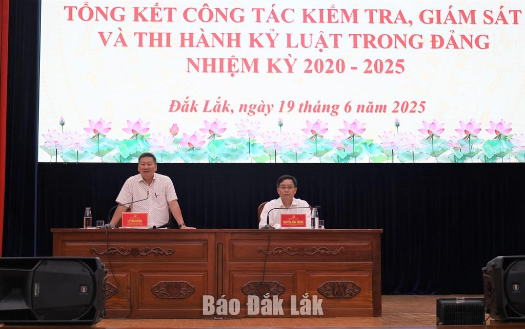 Ủy viên Trung ương Đảng, Bí thư Tỉnh ủy Nguyễn Đình Trung; Ủy viên Ban Thường vụ Tỉnh ủy, Chủ nhiệm Ủy ban kiểm tra Tỉnh ủy Lê Văn Nghĩa chủ trì và điều hành hội nghị. 