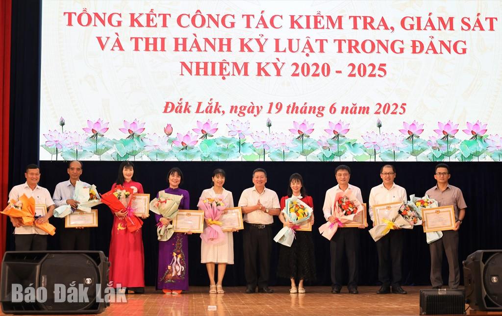 Ủy viên Ban Thường vụ Tỉnh ủy, Chủ nhiệm Ủy ban kiểm tra  Tỉnh ủy Lê Văn Nghĩa tặng Giấy khen của Ủy ban Kiểm tra Tỉnh ủy cho các cá nhân.