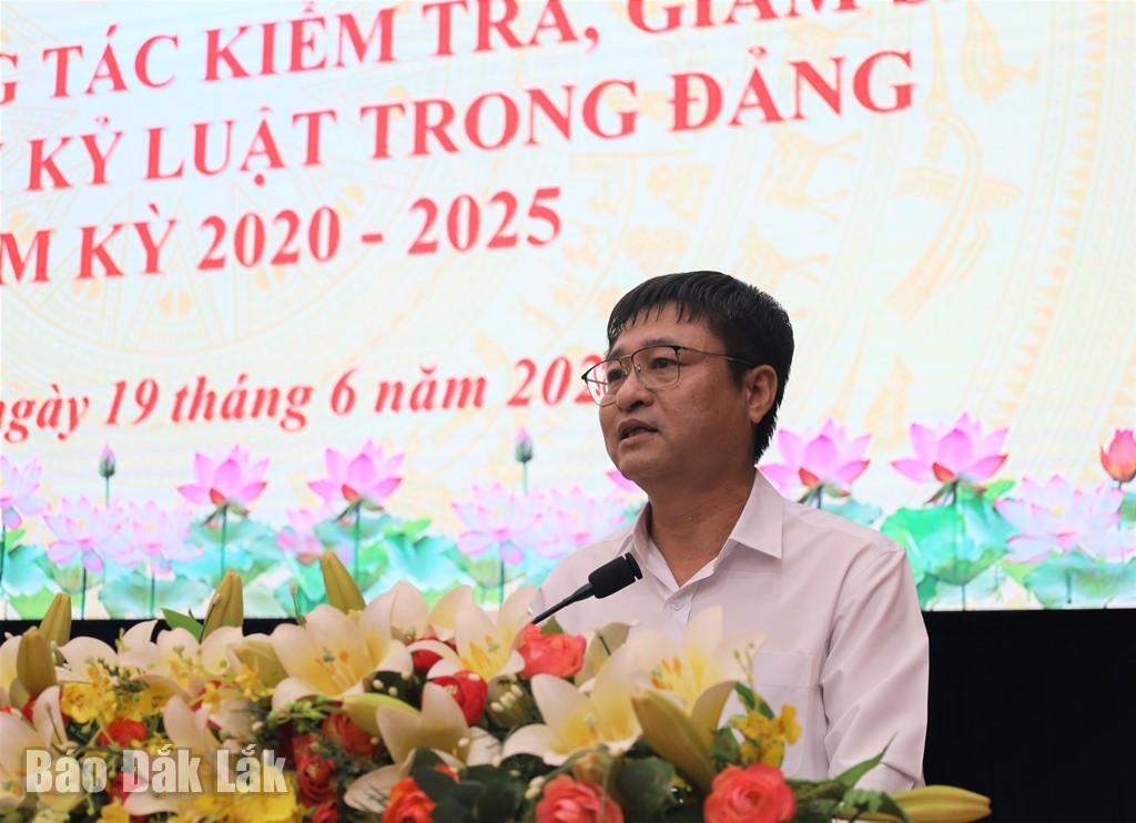 Phó Chủ nhiệm Ủy ban Kiểm tra Tỉnh ủy Hồ Duy Thành thông qua báo cáo tóm tắt tổng kết công tác kiểm tra, giám sát và thi hành kỷ luật của Đảng, nhiệm kỳ 2020 - 2025.