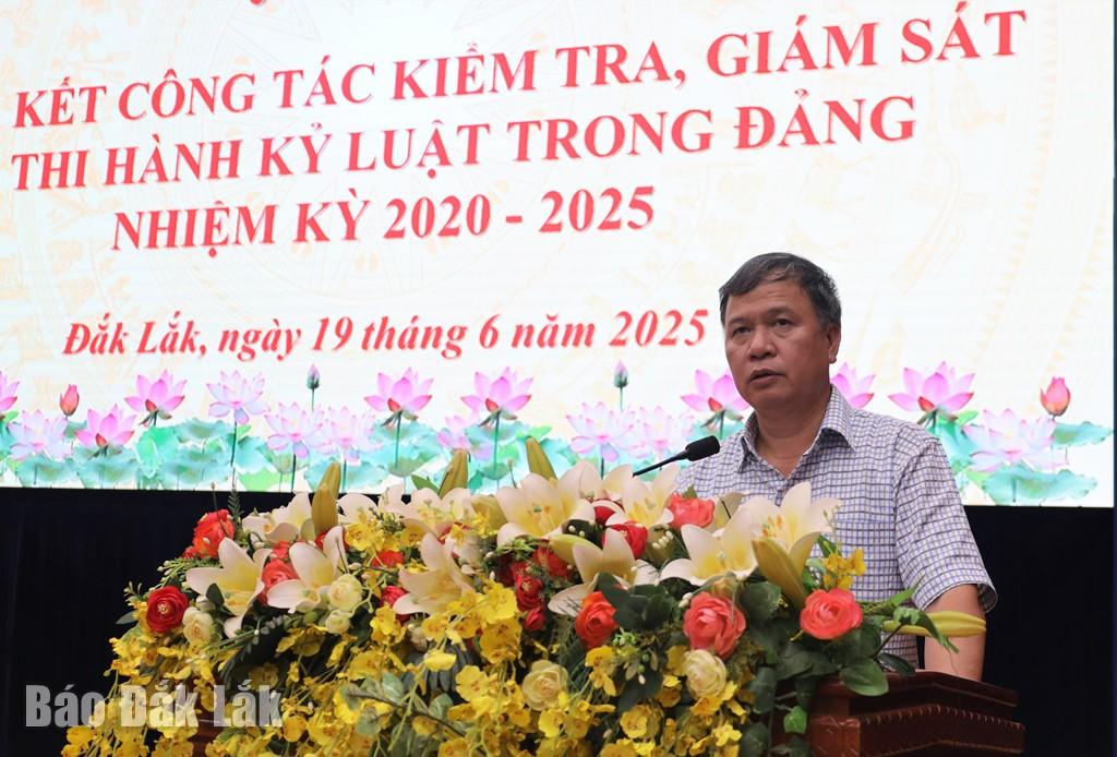 Phó Chủ nhiệm Ủy ban Kiểm tra Trung ương Nguyễn Minh Quang phát biểu tại hội nghị.