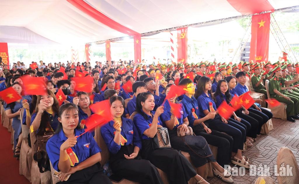 Lực lượng đoàn viên thanh niên tham dự lễ công bố. Ảnh: N. Xuân