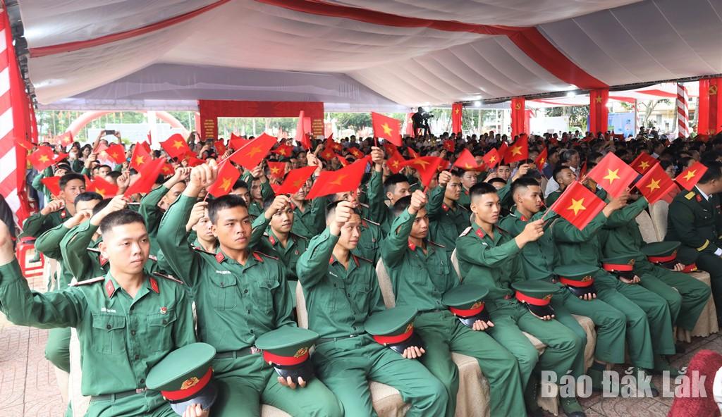 Lực lượng vũ trang tham dự lễ công bố. Ảnh: N. Xuân