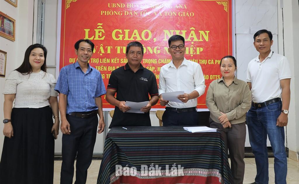 Ông Y Pôt Niê - Tổng giám đốc Công ty Cổ phần Ê Đê café và đại diện hộ nông dân tham gia dự án ký cam kết giao, nhận phân bón và triển khai thực hiện dự án.