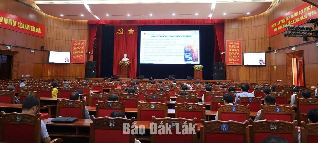 Đại biểu điểm cầu tỉh Đắk Lắk nghe truyền đạt các chuyên đề tại hội nghị tập huấn toàn quốc.