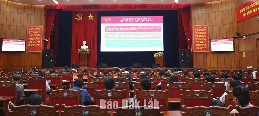 Các đại biểu điểm cầu tỉnh Đắk Lắk nghe báo cáo các chuyên đề tại hội nghị tập huấn toàn quốc.