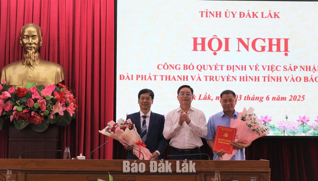 Ủy viên Trung ương Đảng, Bí thư Tỉnh ủy Nguyễn Đình Trung trao quyết định của Ban Chấp hành Đảng bộ tỉnh về việc “Chuyển giao tổ chức đảng và đảng viên”.