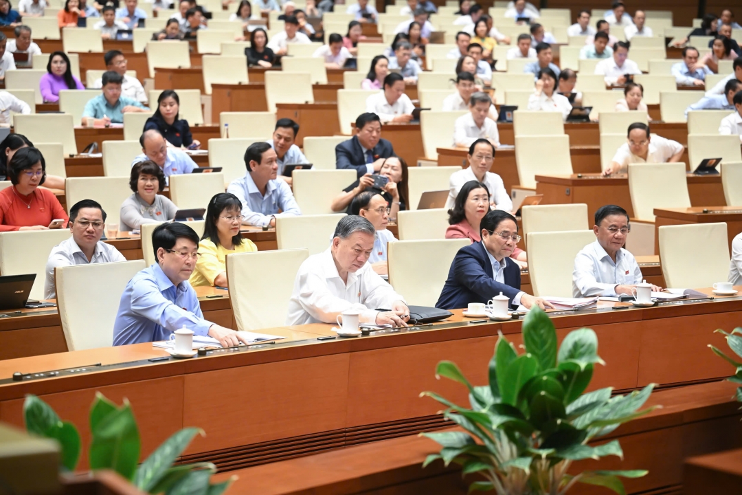 Đại biểu biểu quyết thông qua Nghị quyết. Ảnh: quochoi.vn
