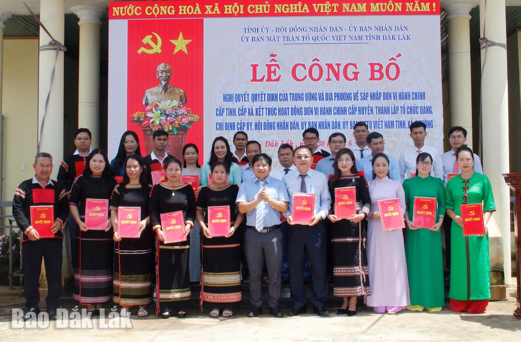 Công bố và trao các Quyết định của Ban Chấp hành Đảng bộ tỉnh Đắk Lắk, Nghị quyết của HĐND tỉnh về  thành lập tổ chức đảng và nhân sự xã Cuôr Đăng