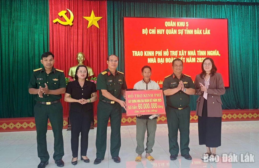 Trao kinh phí hỗ trợ xây nhà cho gia đình khó khăn ở huyện Krông Bông.