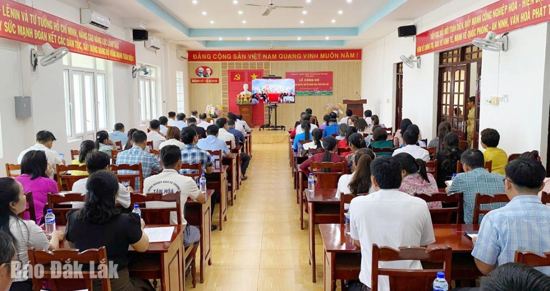 Đại biểu theo dõi chương trình truyền hình trực tiếp do tỉnh tổ chức.