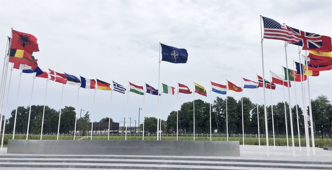 Cờ NATO và quốc kỳ các nước thành viên tại trụ sở NATO ở Brussels, Bỉ. Ảnh: Kyodo/TTXVN