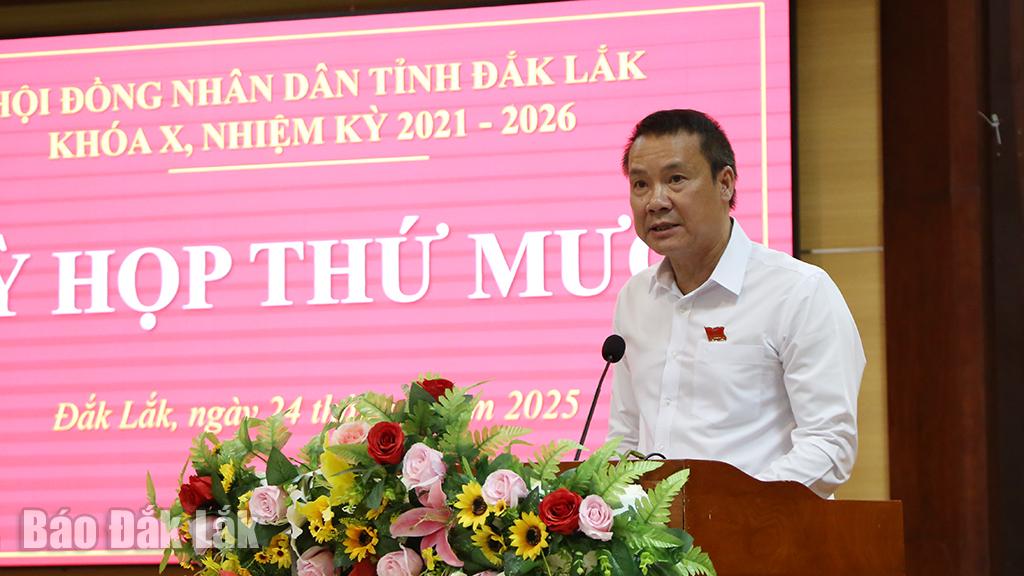Phó Trưởng Ban Kinh tế - Ngân sách của HĐND tỉnh Phạm Văn Hanh trình bày báo cáo thẩm tra. Ảnh: Vạn Tiếp