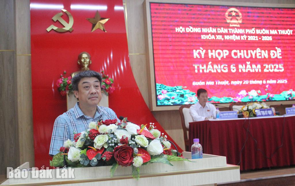 Đồng chí Từ Thái Giang, Bí thư Thành uỷ, Chủ tịch HĐND TP. Buôn Ma Thuột phát biểu tại kỳ họp