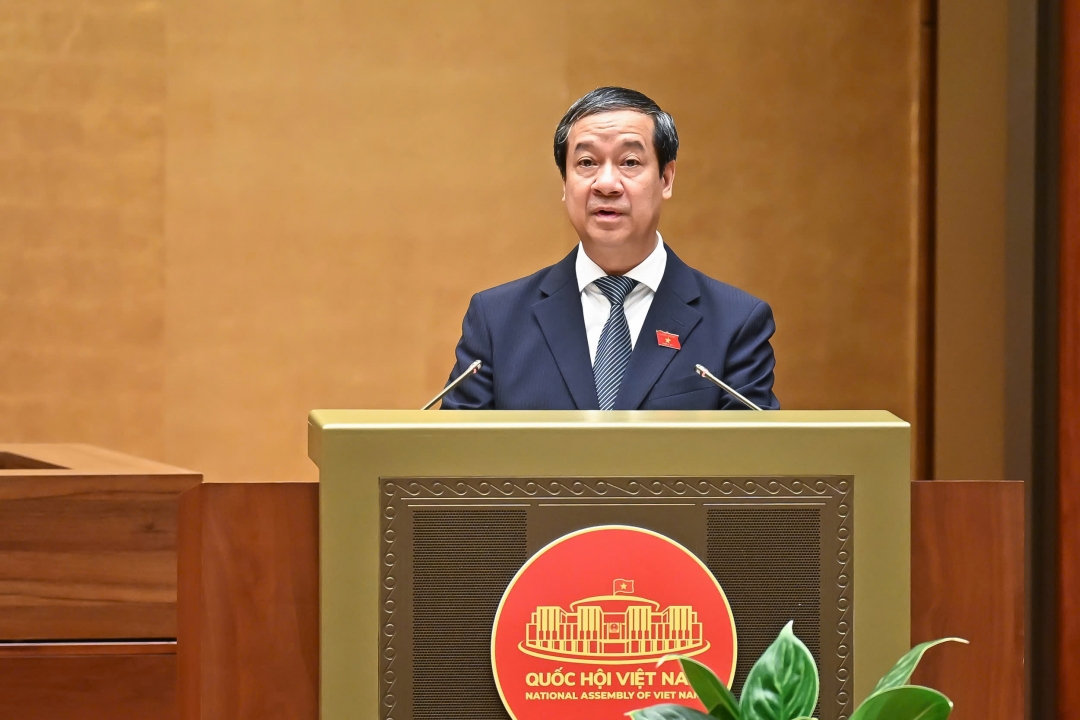 Bộ Trưởng Bộ GD-ĐT Nguyễn Kim Sơn trình bày báo cáo tiếp thu, giải trình ý kiến và chỉnh lý dự thảo Nghị quyết. Ảnh: quochoi.vn