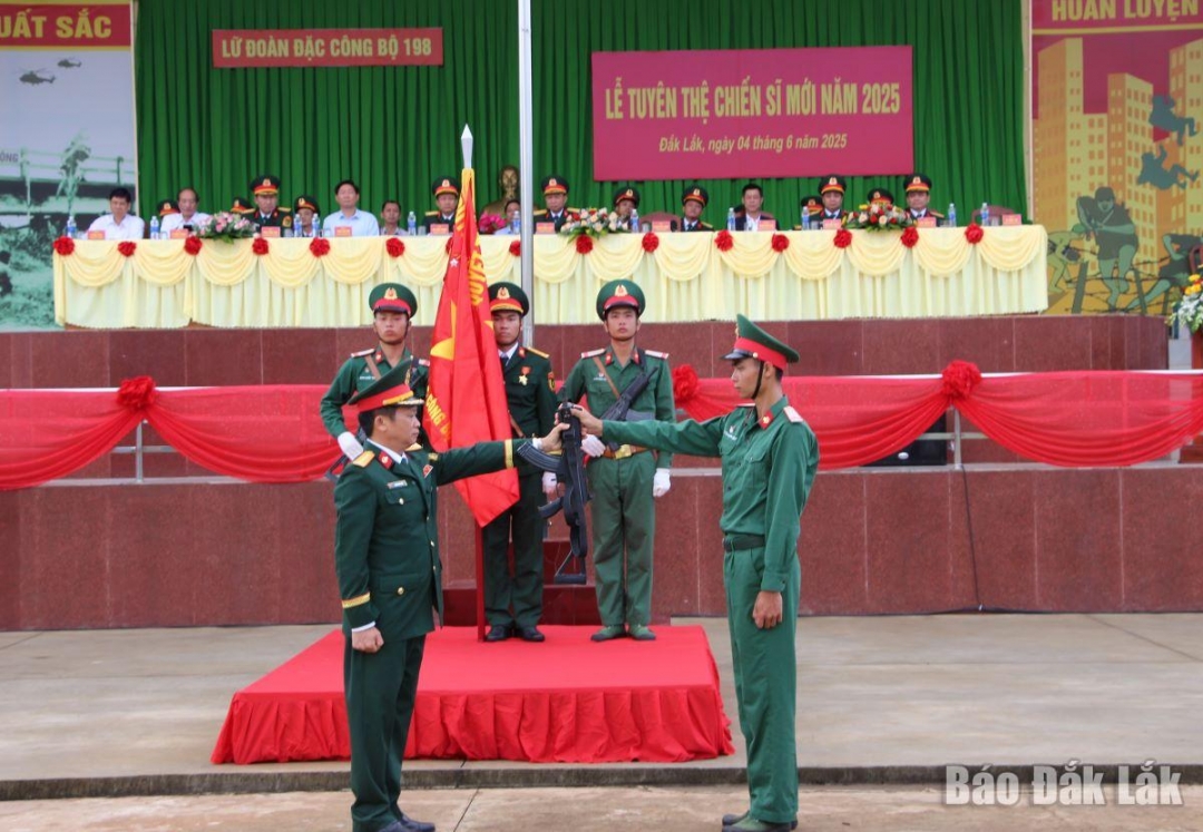 Đại tá Phạm Ngọc Hưng, Lữ đoàn trưởng Lữ đoàn Đặc công Bộ 198 trao vũ khí cho chiến sĩ.