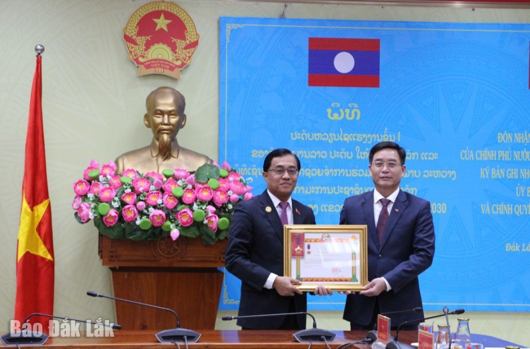 Thay mặt Chính phủ nước Cộng hòa DCND Lào, đồng chí Lếc-lảy Sỉ-vị-lay trao tặng Huân chương Lao động hạng Nhất tặng tỉnh Đắk Lắk.