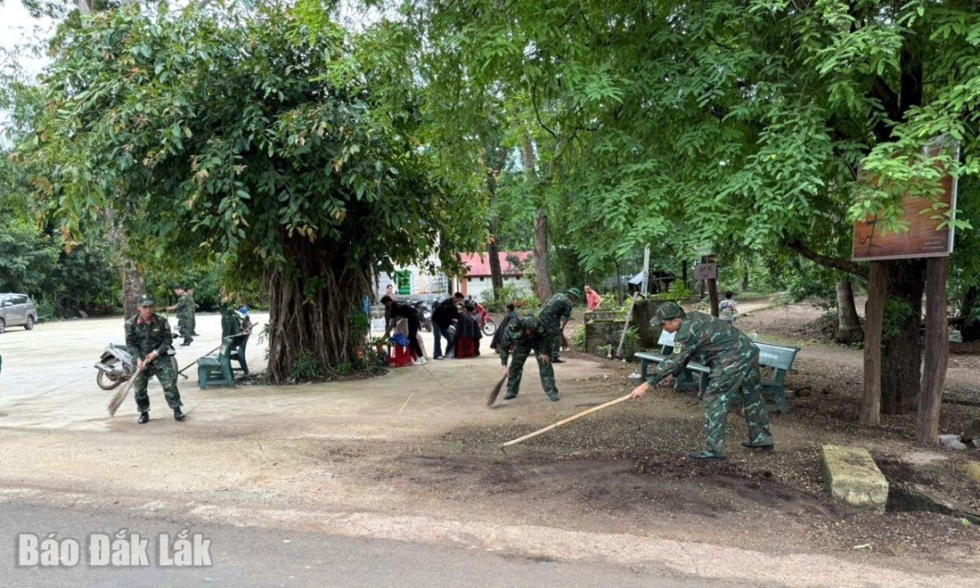 Bộ đội tham gia dọn dẹp vệ sinh, kết hợp tuyên truyền pháp luật tại buôn làng.
