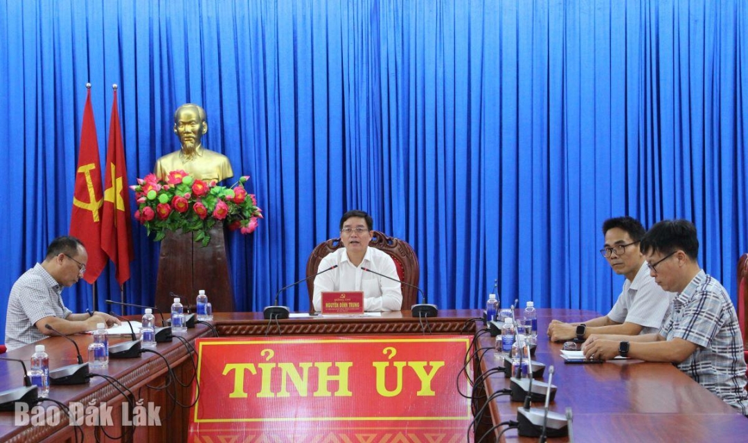 Bí thư Tỉnh ủy Nguyễn Đình Trung phát biểu chỉ đạo tại điểm cầu Tỉnh ủy.