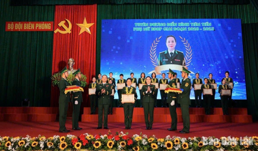 Thiếu tá QNCN Nguyễn Thị Nga được tuyên dương tại chương trình.