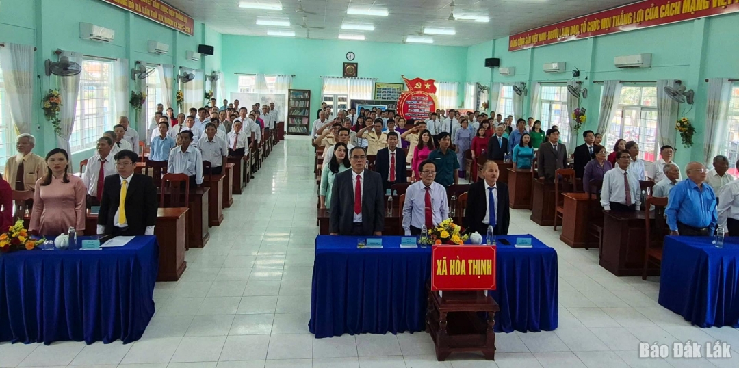 Các đại biểu nghiêm trang làm lễ chào cờ trước khi diễn ra buổi lễ. 