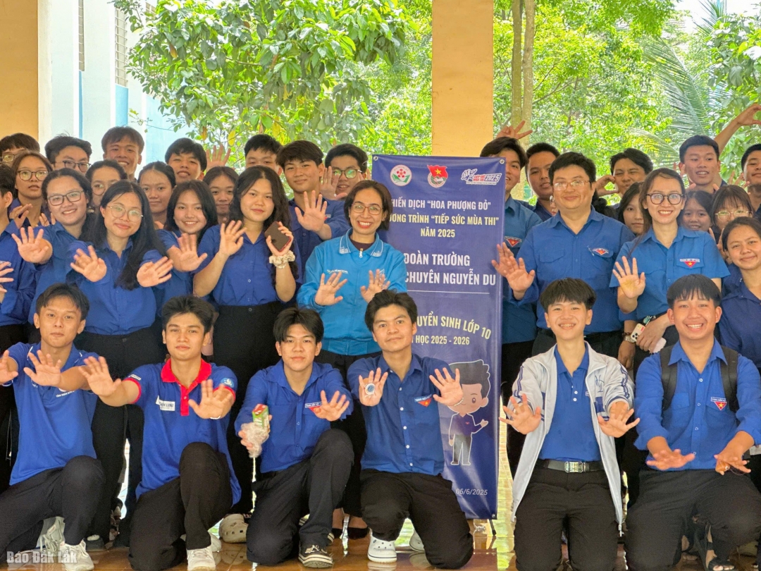 Bí thư Tỉnh Đoàn H Giang Niê thăm, động viên đội hình tiếp sức mùa thi