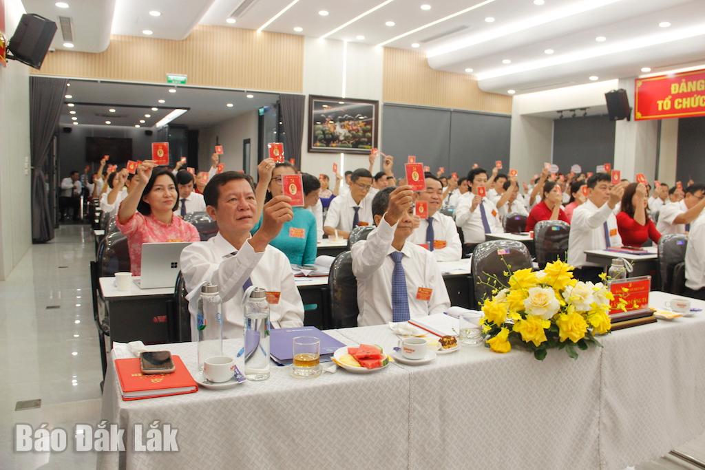 Đảng viên biểu quyết các chỉ tiêu tại đại hội