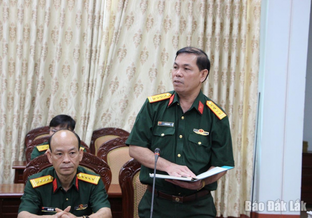 Đại tá Võ Văn Minh, Phó Chính ủy Bộ Chỉ huy Quân sự tỉnh phát biểu tại hội nghị.