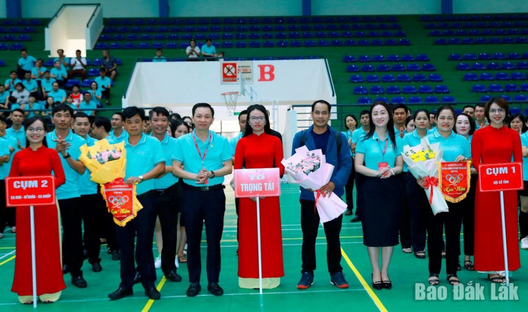Ông Lê Văn Thịnh, Giám đốc Agribank Chi nhánh tỉnh Đắk Lắk và bà Trịnh Thị Bích Lan, Phó Giám đốc Agribank Chi nhánh tỉnh Đắk Lắk tặng hoa chúc mừng các đơn vị tham dự hội thao.