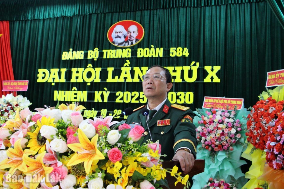 Đại tá Lê Văn Hùng, Phó Chỉ huy trưởng kiêm Tham mưu trưởng Bộ Chỉ huy Quân sự tỉnh phát biểu tại đại hội.