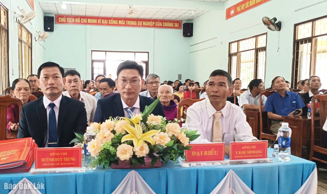 Đông đảo cán bộ, nhân viên...