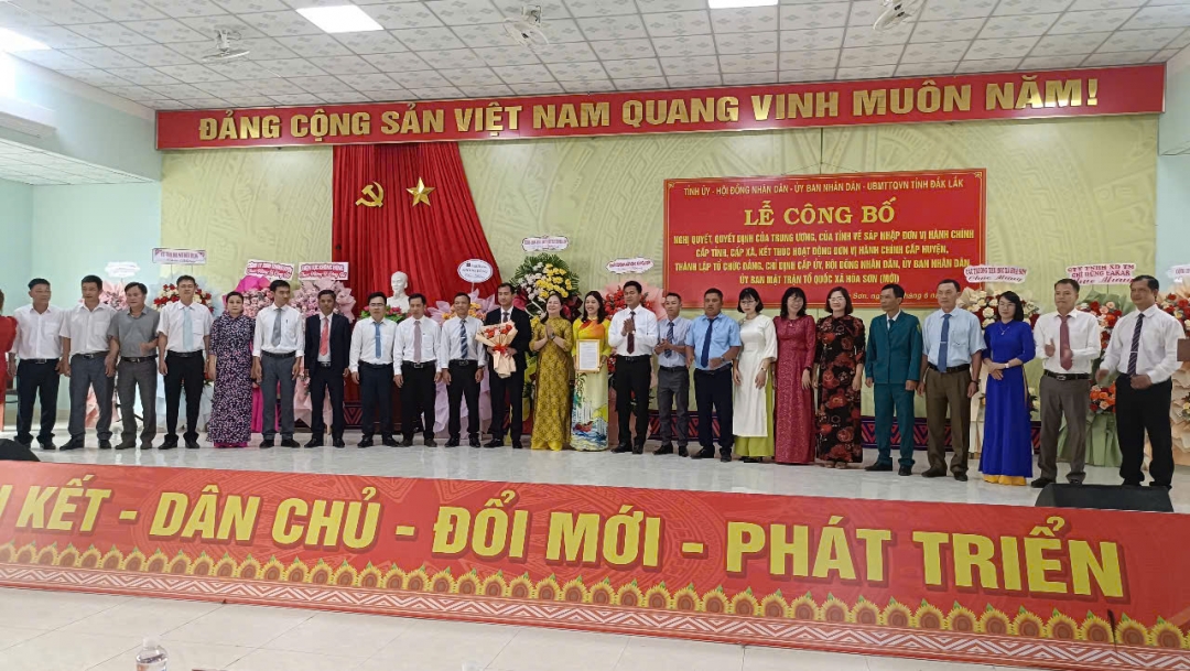 Ra mắt Ban Chấp hành Đảng bộ xã Hòa Sơn.