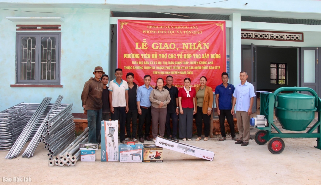 Đại diện Phòng Dân tộc và Tôn giáo huyện Krông Ana bàn giao phương tiện cho Tổ hợp tác Xây dựng buôn Ea Na, xã Ea Na. 
