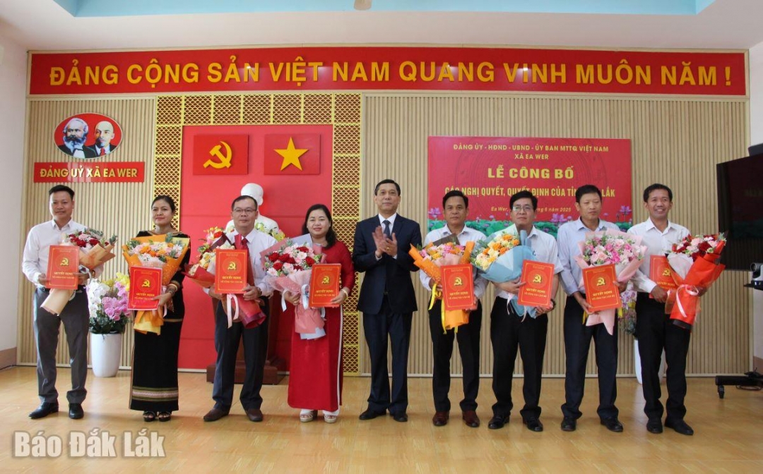 Phó Giám đốc Sở Nội vụ trao quyết định cho các đồng chí. 