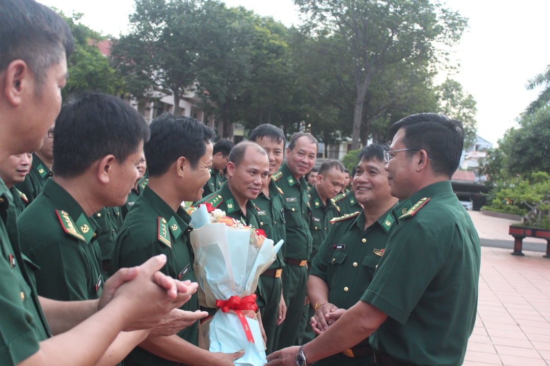 ãnh đạo Bộ đội Biên phòng tỉnh Đắk Lắk tặng hoa chào đón cán bộ, chiến sĩ Bộ đội Biên phòng tỉnh Phú Yên. 