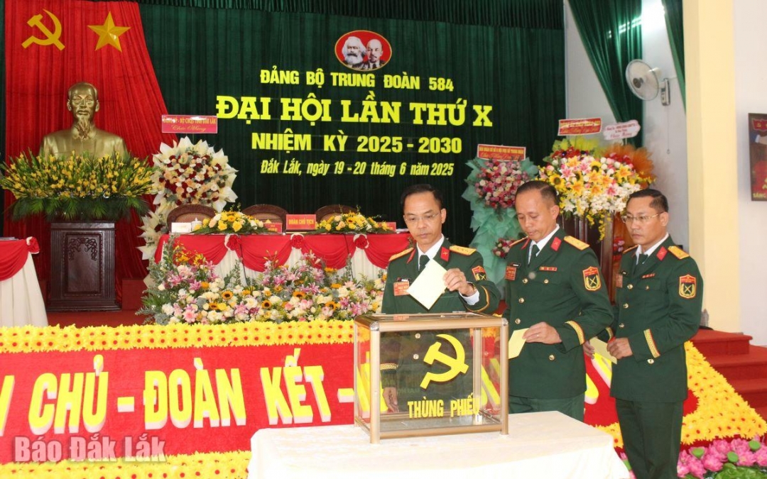 Các đại biểu tham gia bầu cử Ban chấp hành