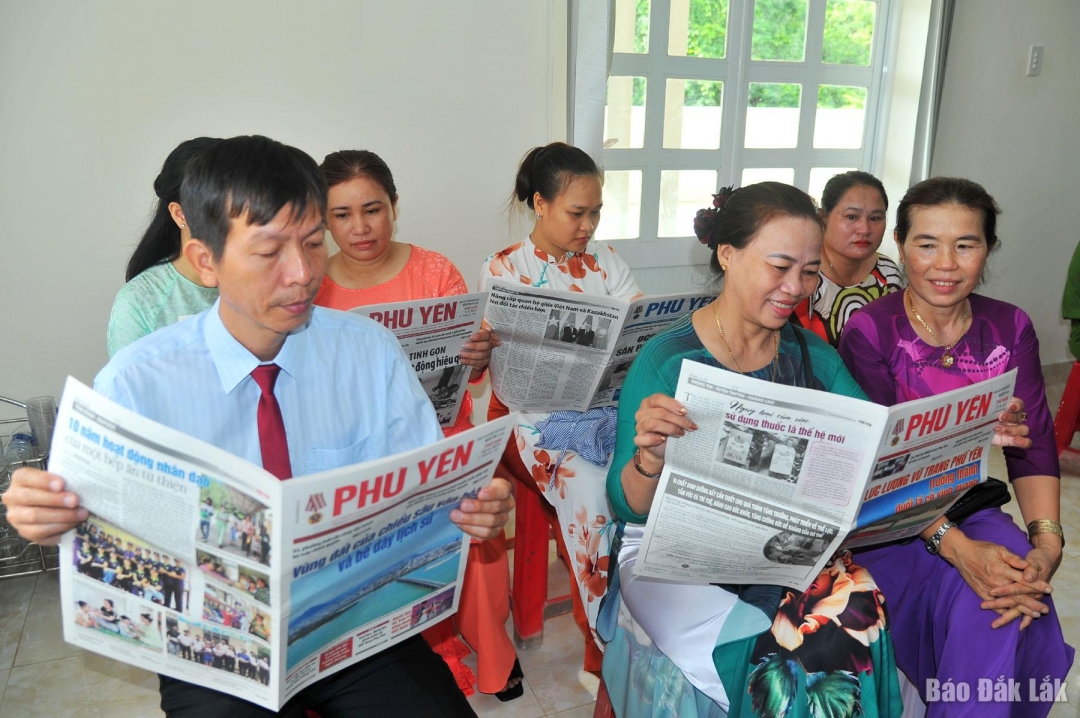 Tranh thủ đầu giờ Lễ công bố các nghị quyết, quyết định của Trung ương và địa phương về sáp nhập đơn vị hành chính tỉnh Đắk Lắk, các đại biểu đọc báo Phú Yên để nắm bắt tình hình sáp nhập tỉnh. Ảnh: Anh Ngọc
