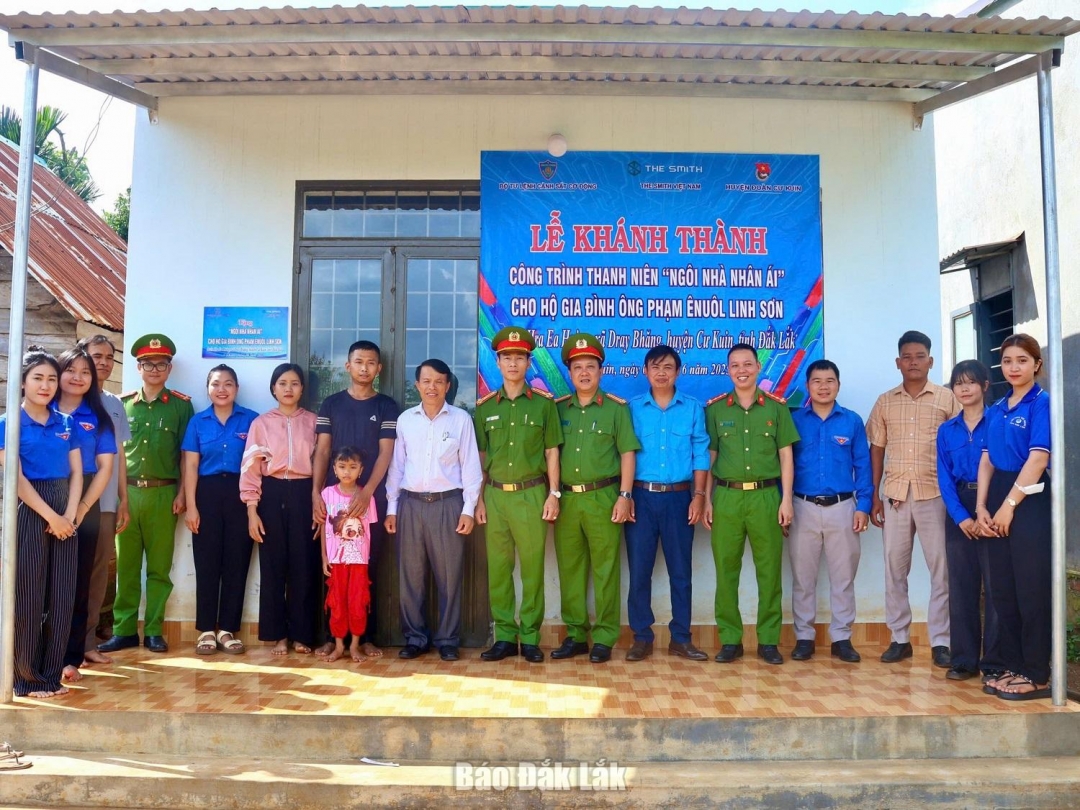 Bàn giao ngôi nhà nhân ái tặng hộ gia đình bà H’Glin Bdap cùng trú tại buôn Hra Ea Hning (xã Dray Bhăng)