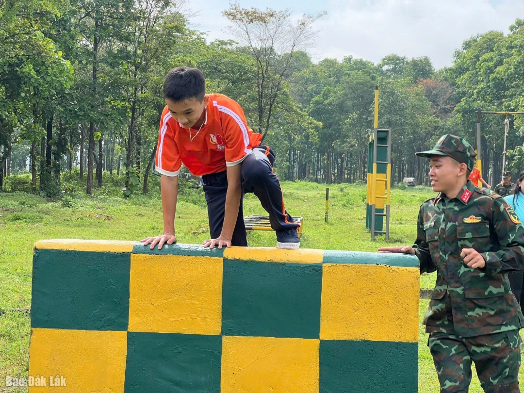 Chiến sĩ nhí tham gia huấn luyện thể lực.