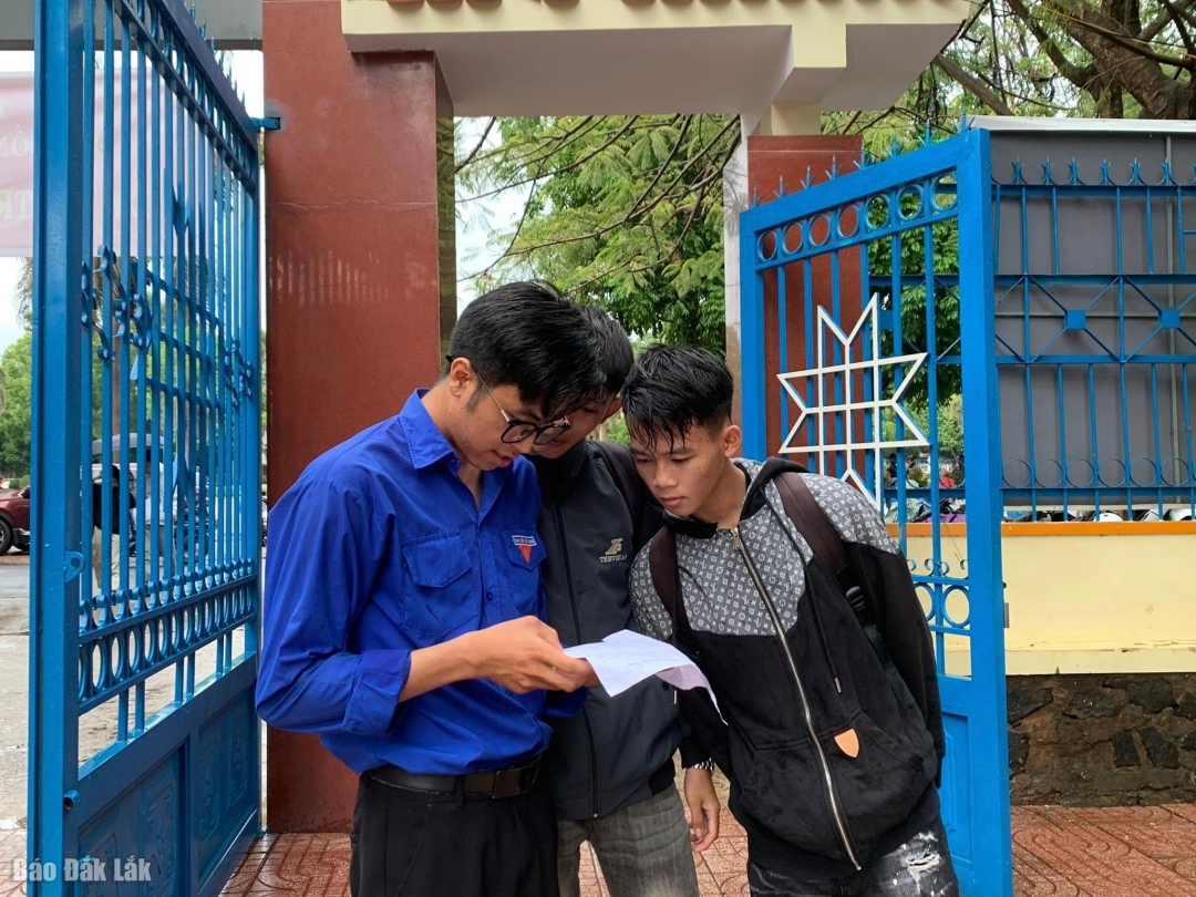 Tình nguyện viên Tiếp sức mùa thi 