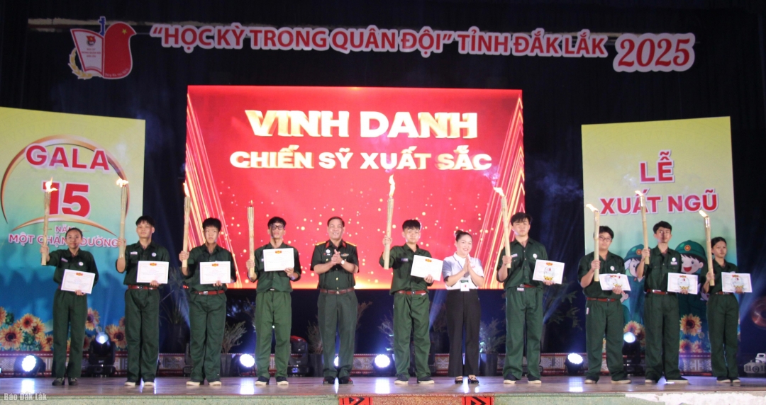 Ban tổ chức tặng giấy khen cho các chiến sĩ xuất sắc. 