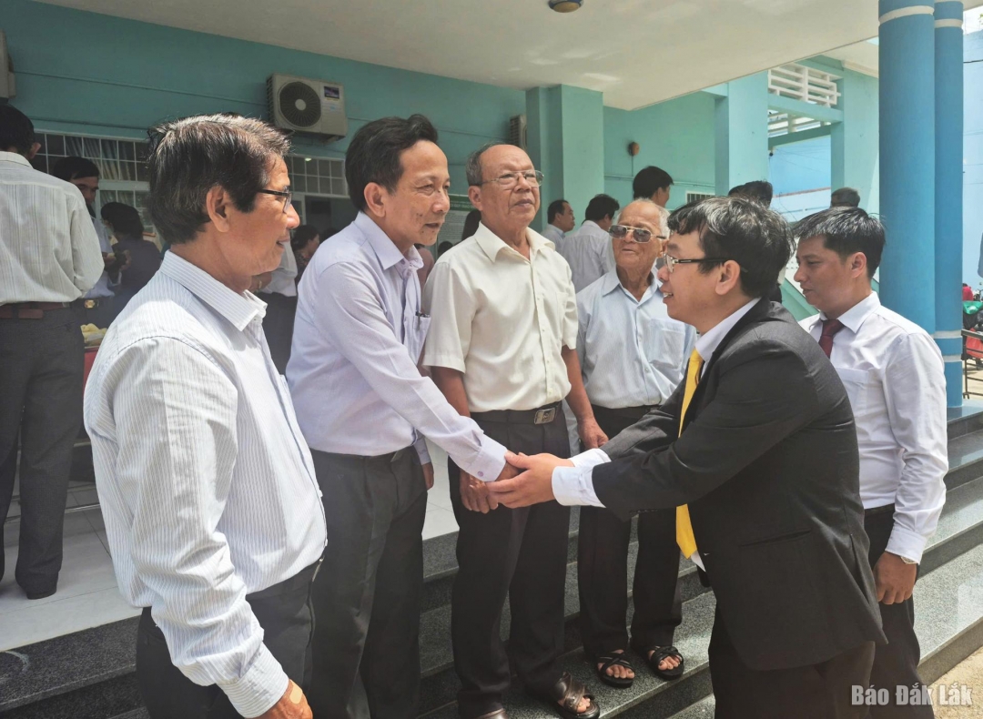 Ông Lê Chí Hoại, Phó Bí thư Đảng ủy, Chủ tịch UBND xã Hòa Thịnh (từ ngày 1/7) lắng nghe, tiếp thu và cảm ơn những dặn dò của các vị nguyên lãnh đạo địa phương đối với công tác tai địa phương trong thời gian tới. Ảnh: Thủy Tiên