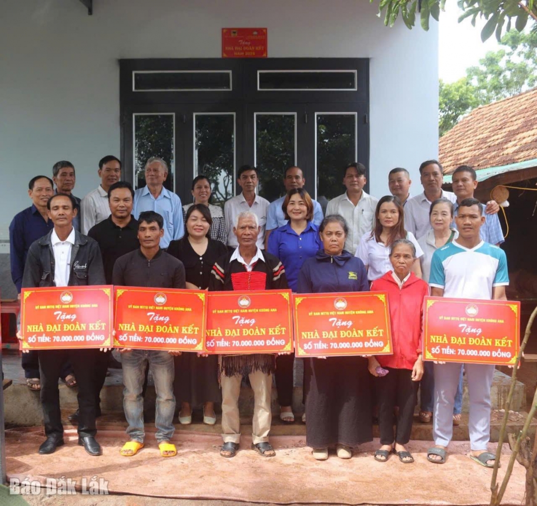 Đại diện Ủy ban MTTQ Việt Nam huyện Krông Ana trao quyết định bàn giao nhà cho các gia đình. Ảnh: V.Anh