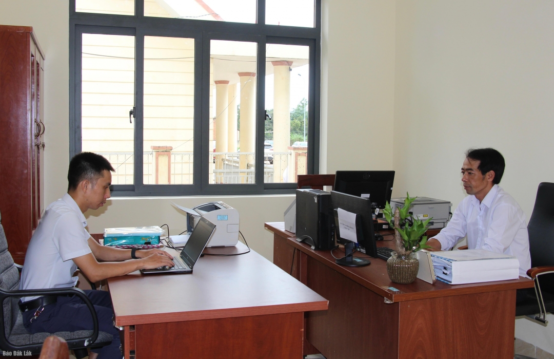 Cán bộ Văn phòng HĐND và UBND xã Ea Na sẵn sàng tiếp nhận xử lý công việc.