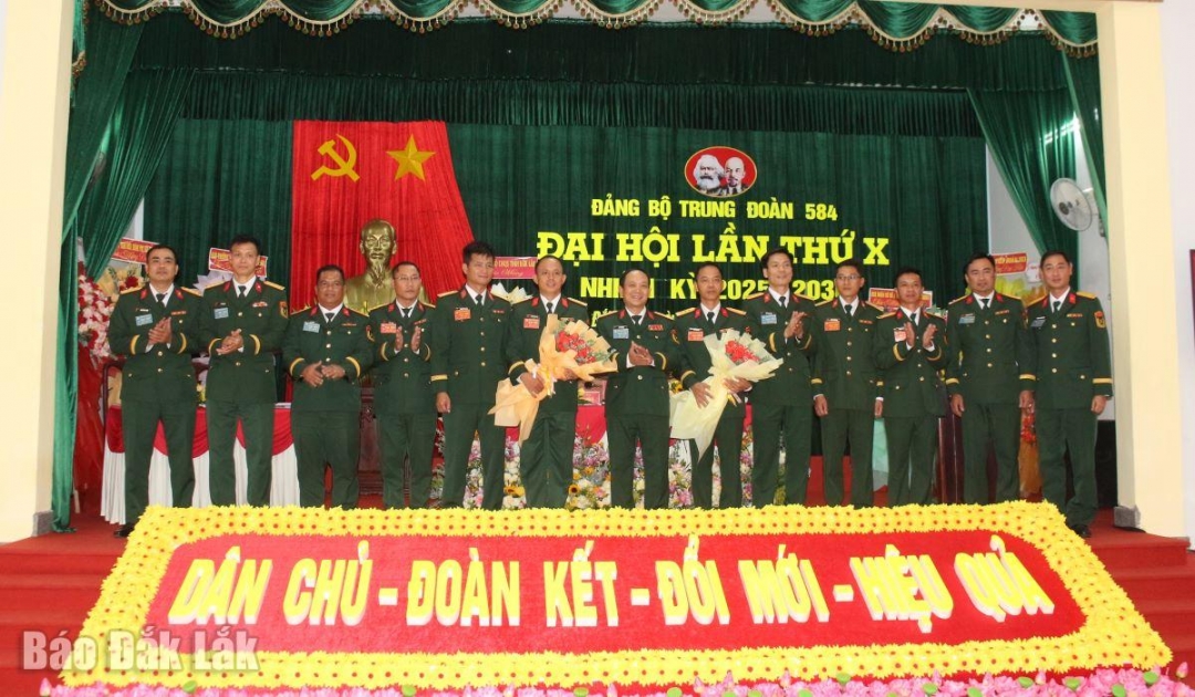 Ban chấp hành Đảng bộ Trung đoàn ra mắt và chụp hình lưu niệm cùng đại biểu.