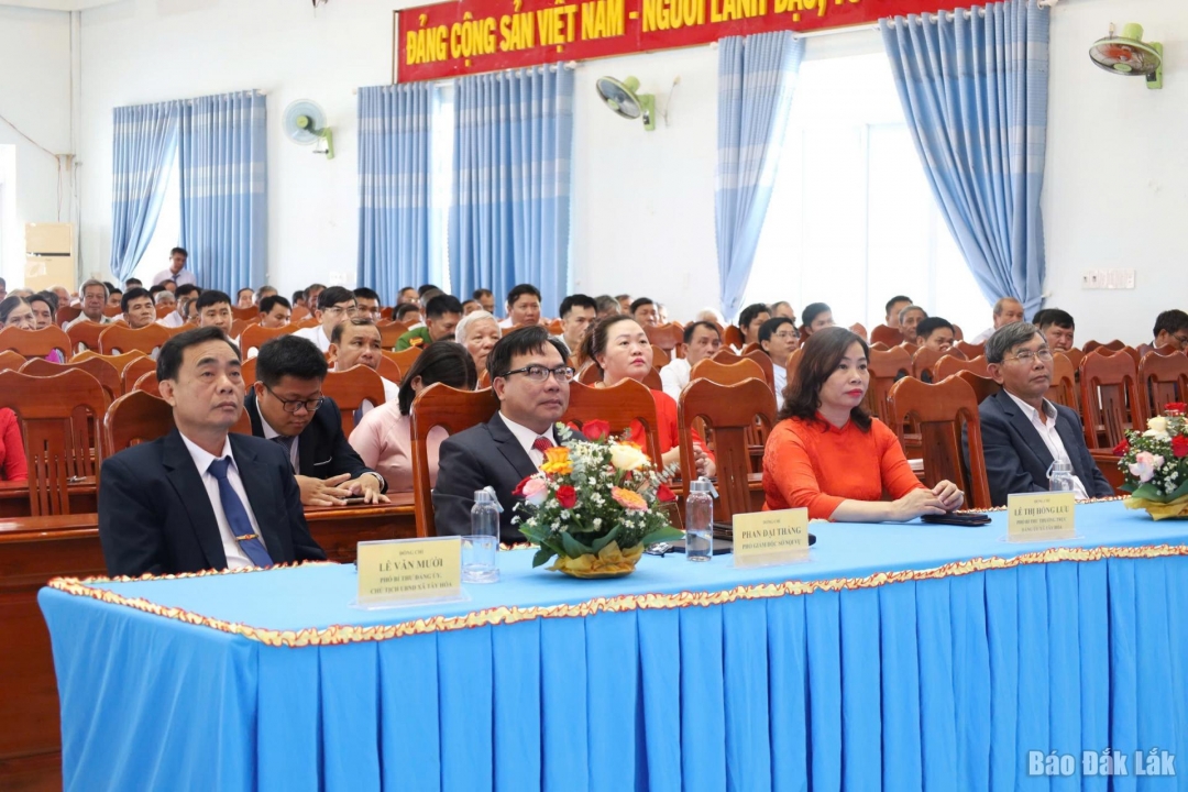 Các đại biểu tham dự buổi lễ tại xã Tây Hòa. Ảnh: Đỗ Quyên