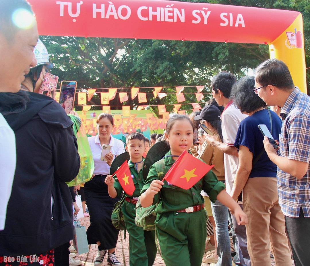 Chiến sĩ nhí lên đường nhập ngũ. 