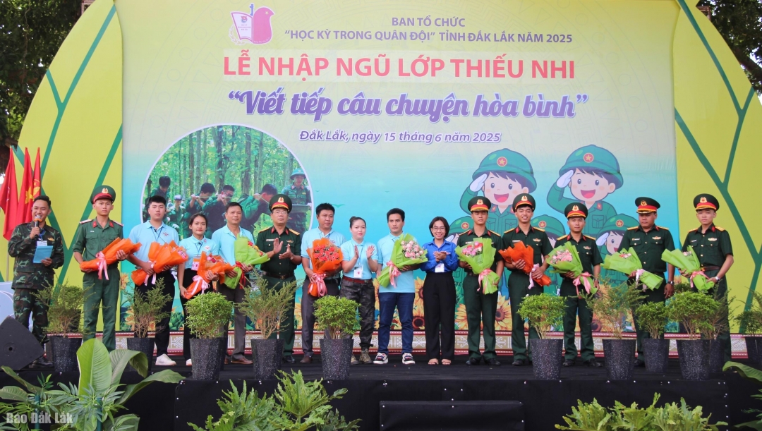 Bí thư Tỉnh Đoàn H Giang Niê trao cờ xuất quân cho 