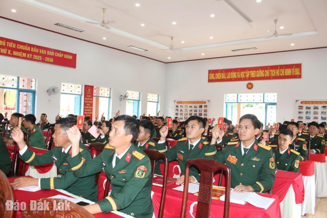 Đại biểu tham gia biểu quyết tại đại hội.